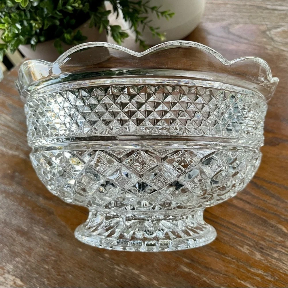 VINTAGE, ANCHOR HOCKING,10” WEXFORD GLASS BOWL WITH SCALLOPED RIM.10”W X 5 7/8”H